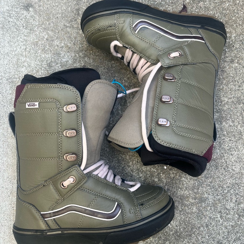 women’s sz7 Vans snowboard boots